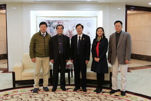 说明:F:\工作\2 每学期工作\2015-2016上学期 (1207起)\20151208 何董事长会见台湾亚洲大学一行\新闻与图片\合影.jpg